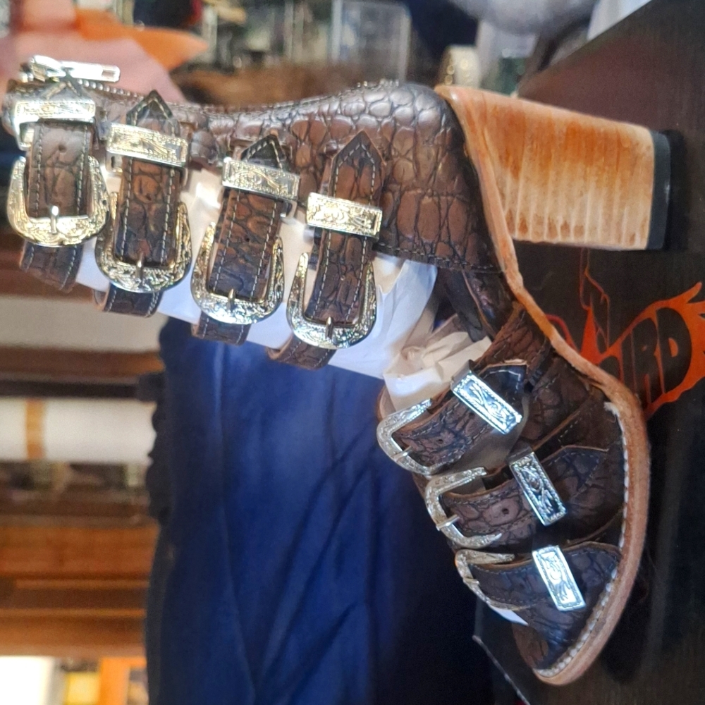 NIB Freebird Leather Vintage Croc Brooklynn Sandals Size 8. Vintage has 7 straps